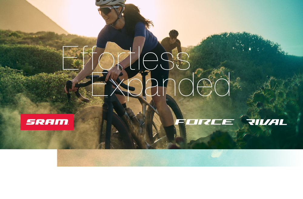 스램 포스 라이벌 그래블 무선 변속 시스템을 장착한 라이더가 비포장 산길에서 경쾌하게 주행하는 역동적인 자연광 속에서 모습입니다
